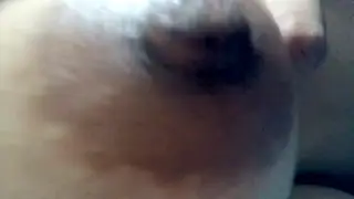 Gadis Imut Menikmati Sentuhan Lembut Goyang Kasur